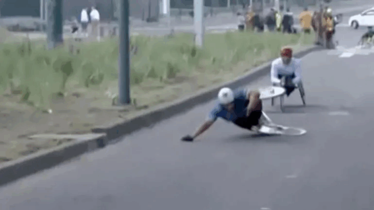 Caída de atletas en silla de ruedas en el Maratón de la CDMX desata críticas por baches