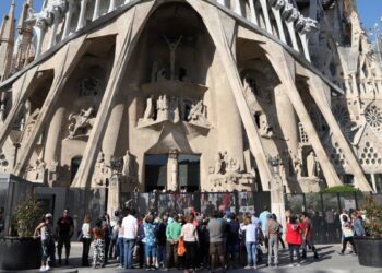 Activistas lanzan pintura sobre la fachada de la Sagrada Familia en Barcelona