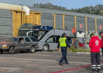 Tren embiste a camión de pasajeros en Atlacomulco; hay 8 muertos