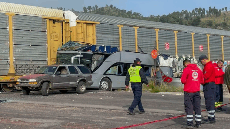 Tren embiste a camión de pasajeros en Atlacomulco; hay 8 muertos