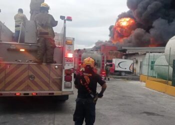 Tras 12 horas, sofocan incendio en fábrica de aceites en Nuevo León