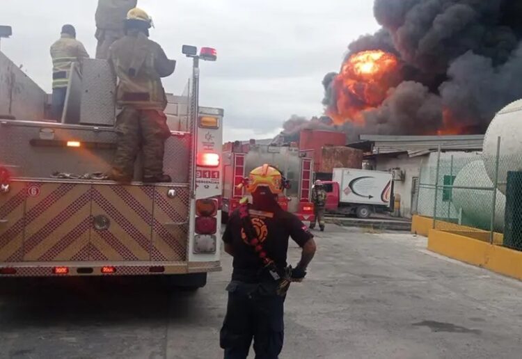 Tras 12 horas, sofocan incendio en fábrica de aceites en Nuevo León