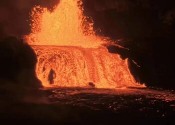 Volcán Kilauea entra en erupción; deja fuentes de lava de 150 metros de altura
