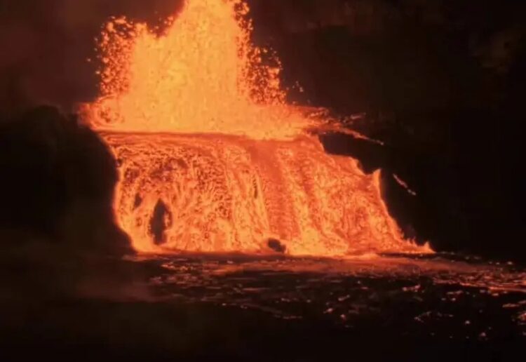 Volcán Kilauea entra en erupción; deja fuentes de lava de 150 metros de altura