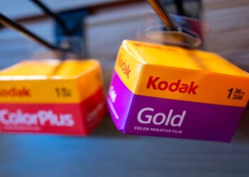Kodak lanza Charmera: la minicámara digital estilo ochentero que cabe ¡en un llavero!