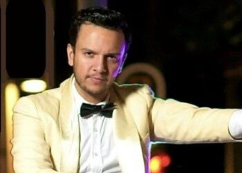 Eric Ventura rinde homenaje a José José en el Teatro San Jerónimo, con Carlos Cuevas como padrino