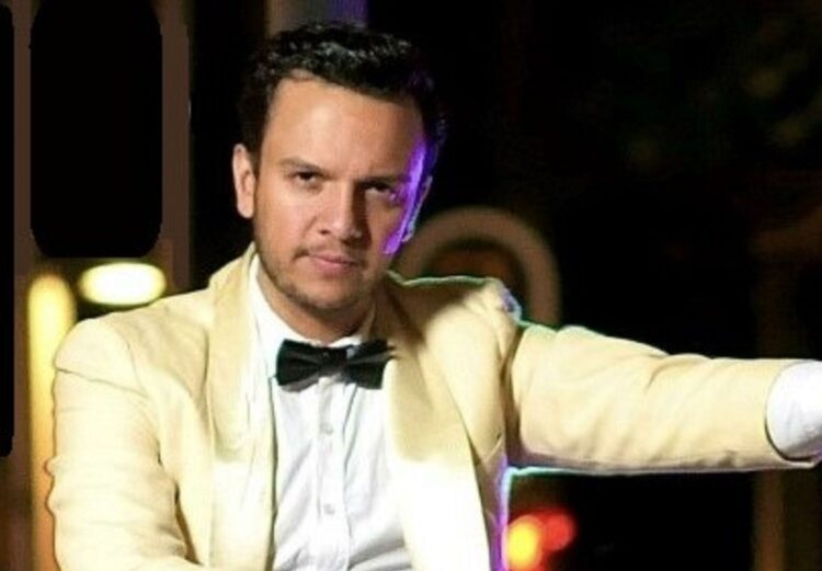 Eric Ventura rinde homenaje a José José en el Teatro San Jerónimo, con Carlos Cuevas como padrino