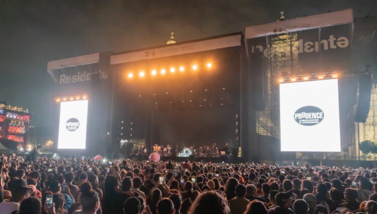 Residente presenta canción de Prudence en concierto masivo en el Zócalo