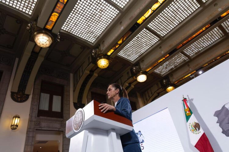 Sheinbaum pide investigación por muerte de mexicano durante redada de ICE en EU