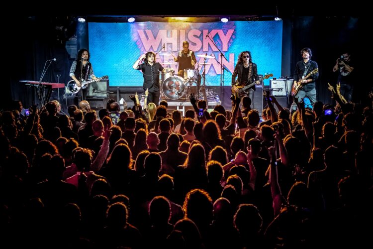 Whisky Caravan y Kutxi Romero de Marea incendian el rock en español con “Una y Otra Vez…”