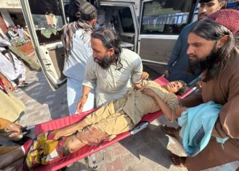 Elevan a 800 los muertos y 2.500 los heridos por el terremoto en Afganistán