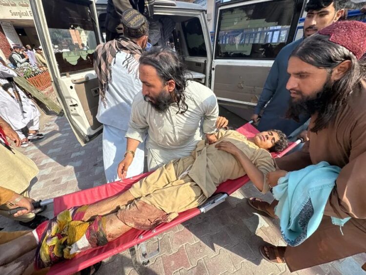 Elevan a 800 los muertos y 2.500 los heridos por el terremoto en Afganistán