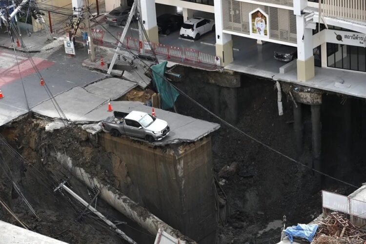 Un gran socavón frente a un hospital en Bangkok obliga a evacuar a los pacientes