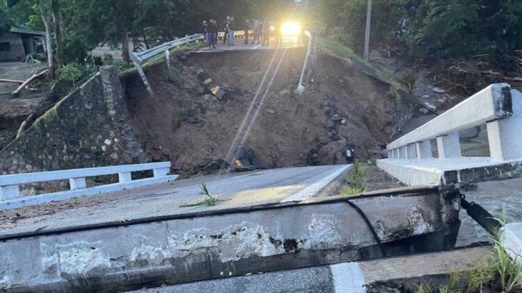 Inundaciones y derrumbes dejan incomunicadas varias comunidades en Chiapas