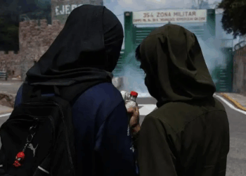 Normalistas protestan en Chilpancingo por el caso Ayotzinapa y lanzan petardos a la 35ª Zona Militar