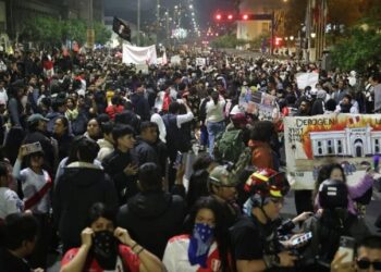Perú declara estado de emergencia en Lima tras protesta que dejó un muerto y más de cien heridos