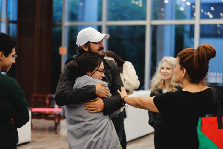 Llegan al AICM 6 mexicanos de la Flotilla Global Sumud