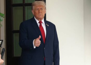 Trump y Congreso cobran mientras miles de trabajadores quedan sin quincena