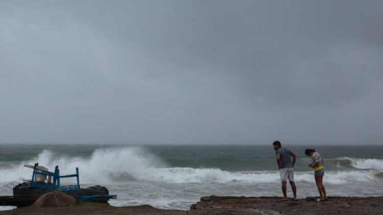 Priscilla mantiene alerta por lluvias torrenciales y oleaje elevado