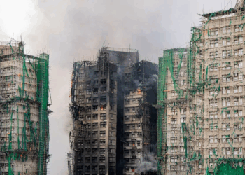 Suman 65 muertos y detienen a 3 directivos tras incendio de residencial en Hong Kong