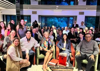 “Las Emociones en Pocas Palabras”: el libro que sana y dona para transformar vidas