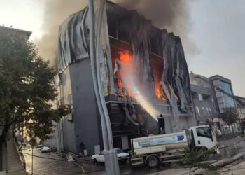 Incendio en un depósito de perfumes en Turquía deja al menos 6 muertos Borrador automático
