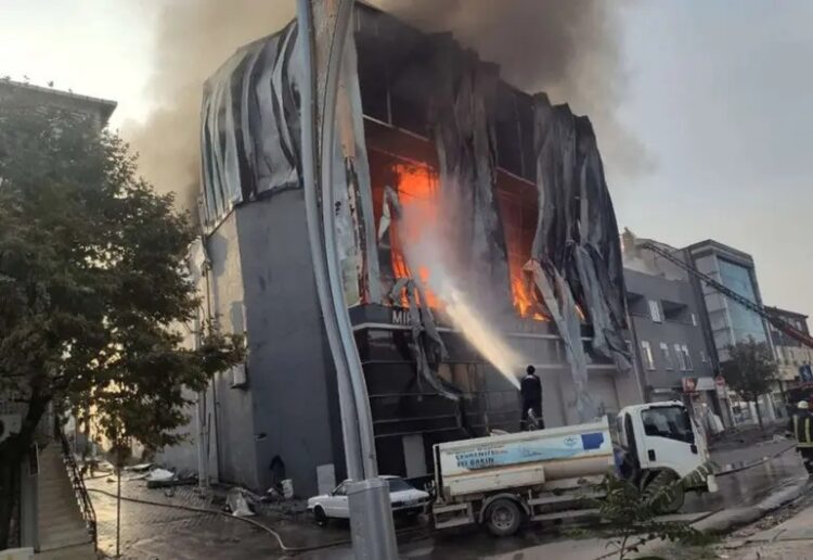 Incendio en un depósito de perfumes en Turquía deja al menos 6 muertos Borrador automático