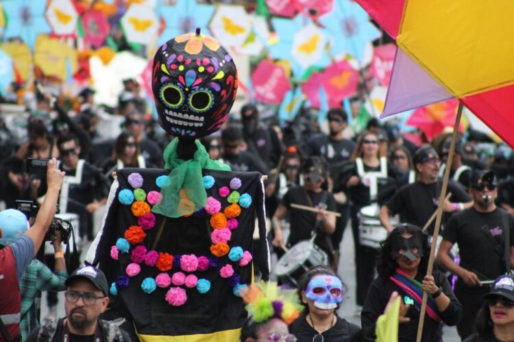 Entre esqueletos y colores, encabeza Clara Brugada el Gran Desfile de Día de Muertos 2025 que reunió a un millón 450 mil personas