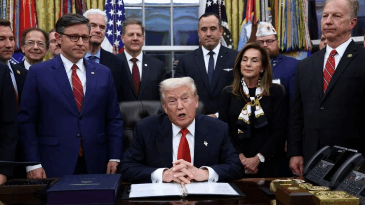 Concluye cierre de gobierno: Trump firma proyecto acordado en el Congreso de EU