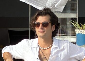 Bausco te invita a escuchar su propuesta “Bom Bom”, un tema inspirado en la persona con la que él deseaba compartir su vida y lo llevaba a soñar