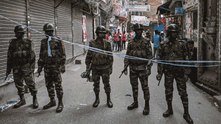 Al menos tres fallecidos tras sismo de 5.5 en Bangladés