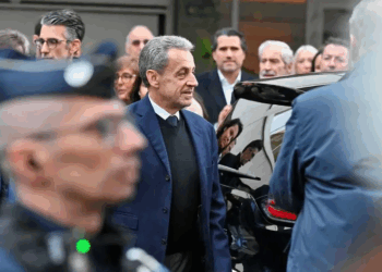 Sarkozy saldrá de la cárcel en libertad condicional; pasó 20 días en prisión