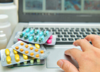 Cofepris alerta por venta ilegal de 12 medicamentos en sitios web y apps móviles