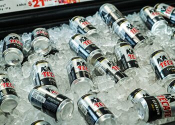 Tecate Titanium celebra su regreso después de 6 años caracterizando los Oxxo’s más importantes de Ciudad de México, Mérida y Monterrey