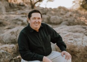 Dos familias, una misma misión: Salvar a sus padres enfermos sin un seguro médico de respaldo