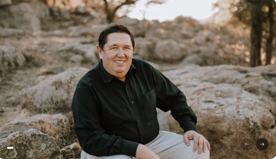 Dos familias, una misma misión: Salvar a sus padres enfermos sin un seguro médico de respaldo