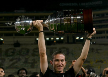 Flamengo cumple capricho y renueva a Filipe Luís