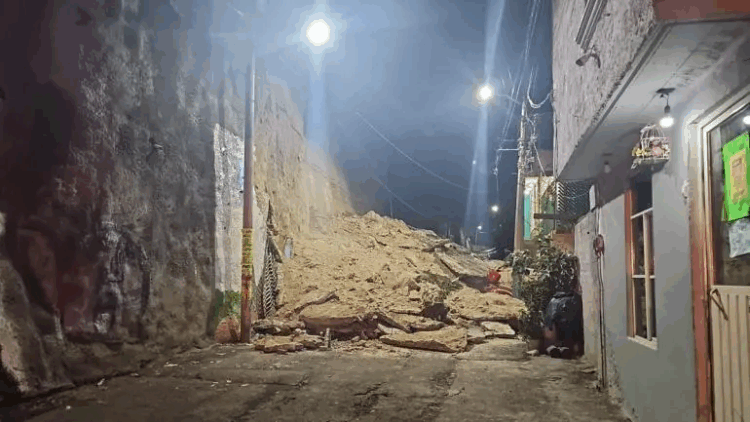 Deslizamiento de tierra en Acuilotla afecta viviendas y evacúan a 15 personas