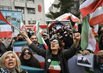 Jamenei defiende que el gobierno iraní debe “romperle la espalda a los sediciosos”