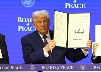 Trump firma en Davos la fundación de “su Consejo de Paz”; trabajará con la ONU
