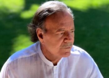 Julio Iglesias publica chats con exempleadas para defenderse de acusaciones de abuso
