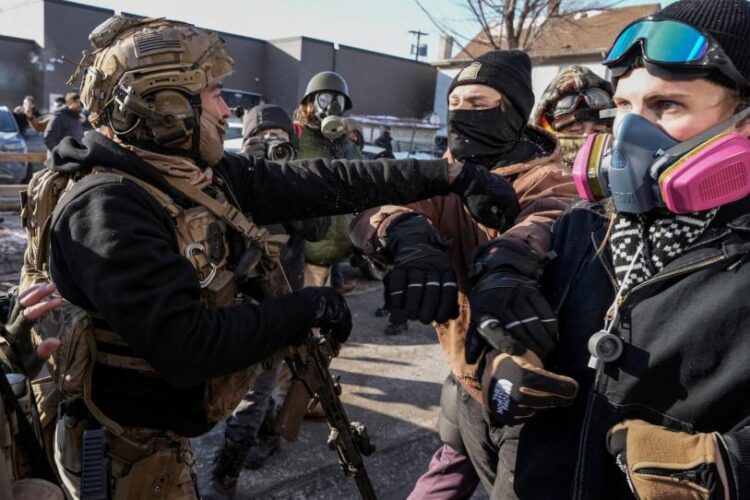 Gobernador de Minnesota denuncia “otro tiroteo atroz” por agentes federales de EU