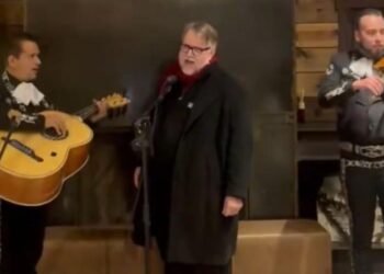 Guillermo del Toro sorprende en Sundance 2026 al cantar con mariachi