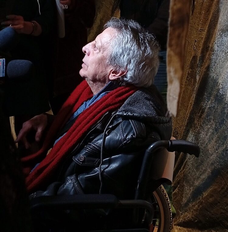 Defendiendo Al Cavernícola Inicia el Año Noche de Reyes Magos