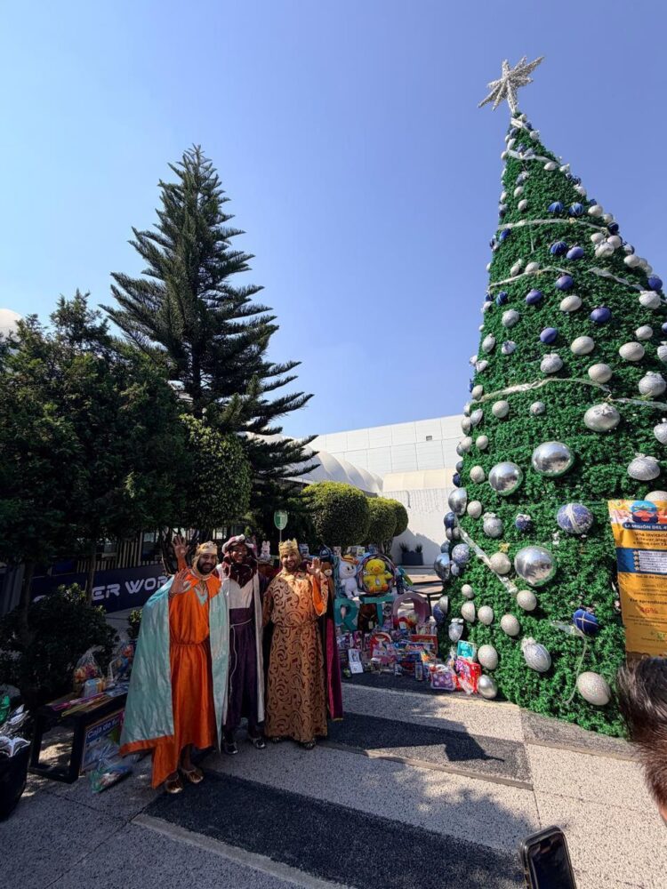 La Misión del 4º Rey Mago cumple su propósito y lleva la magia del Día de Reyes a niñas y niños de Casa de la Amistad