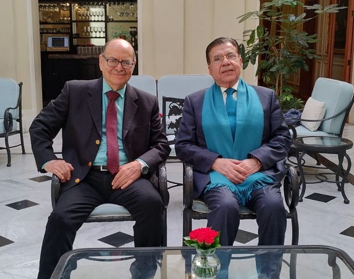 Maestro Raúl Gómez, presidente del Instituto de Ciencias y Humanidades (izq) con el Doctor Luis Miguel Martínez Anzures, presidente del INAP